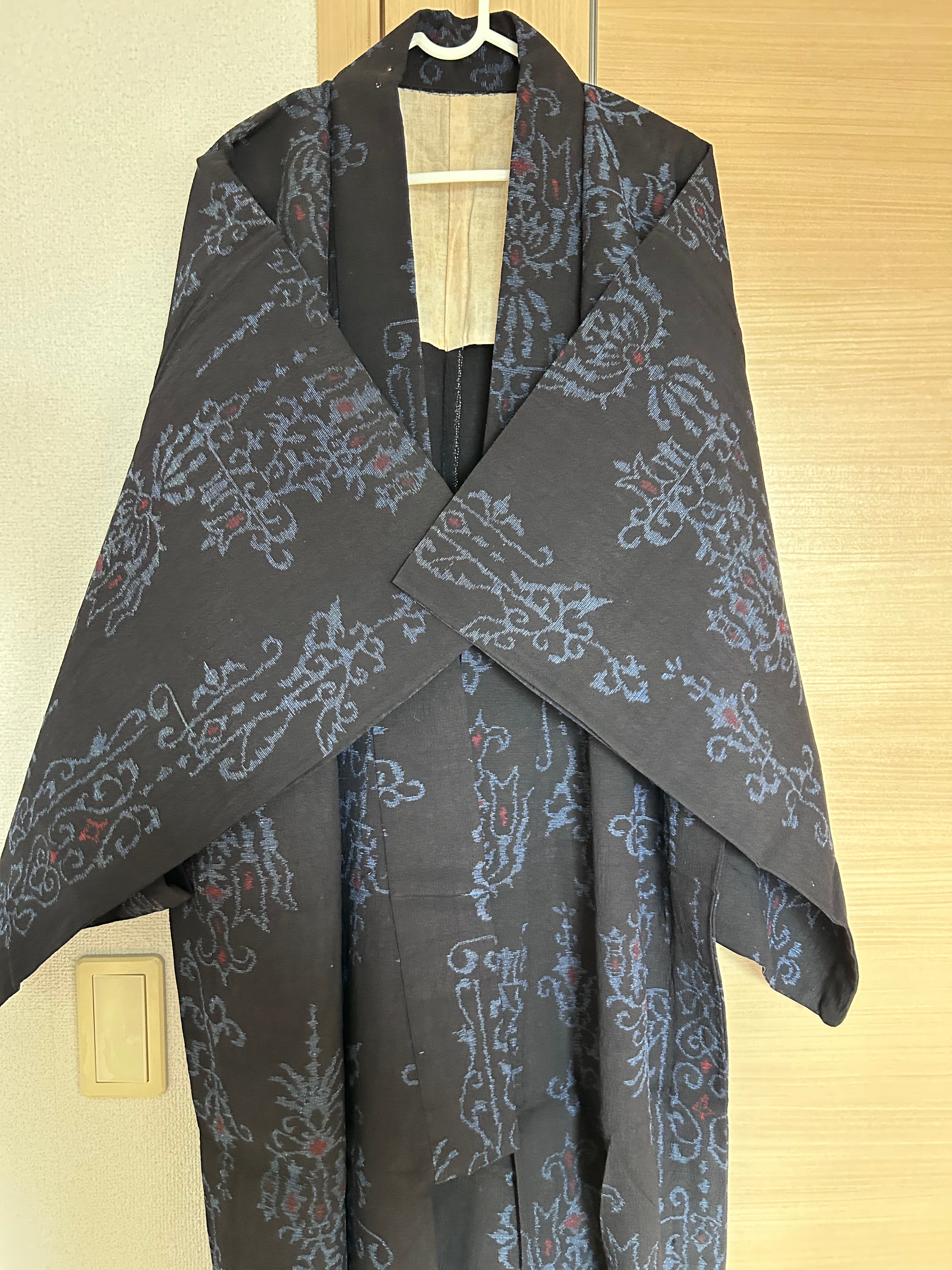 Vintage Japanese Haori Jacket – Black with Blue & Red Traditional Arabesque Pattern