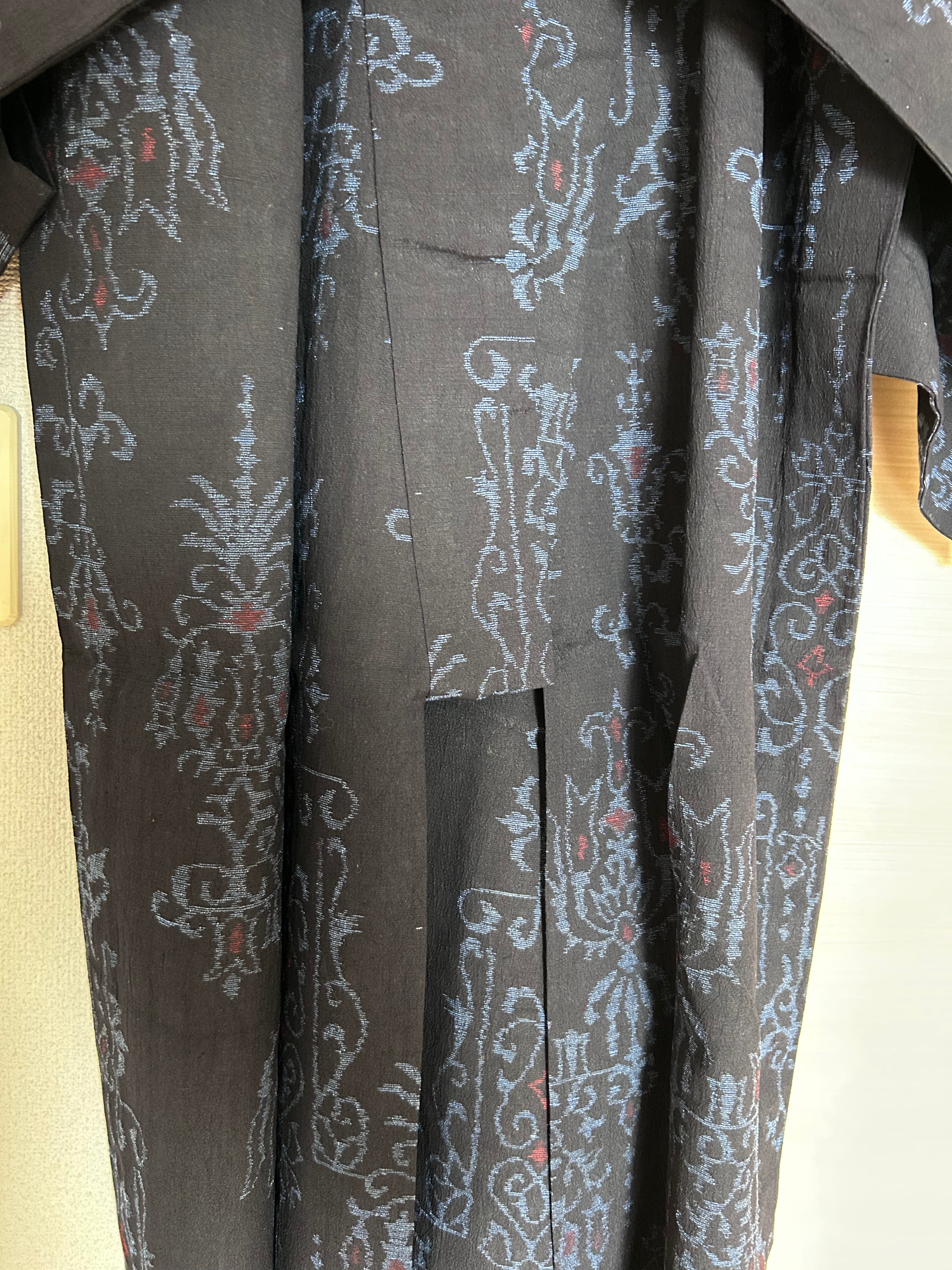 Vintage Japanese Haori Jacket – Black with Blue & Red Traditional Arabesque Pattern