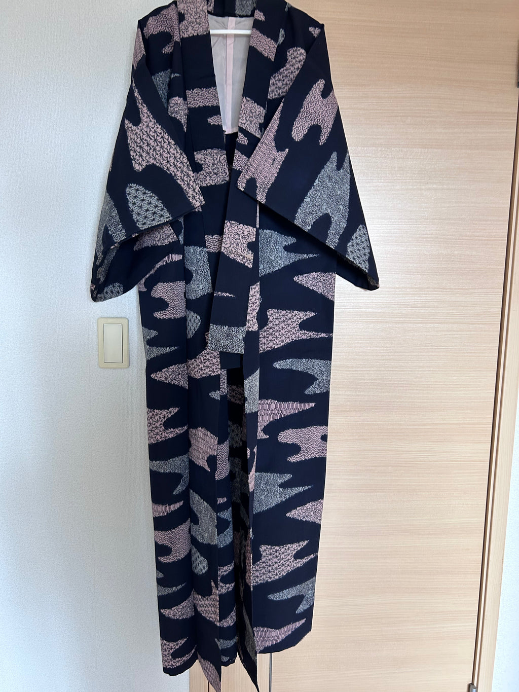 Vintage Japanese Haori Jacket – Black Shibori-Inspired Wave Pattern