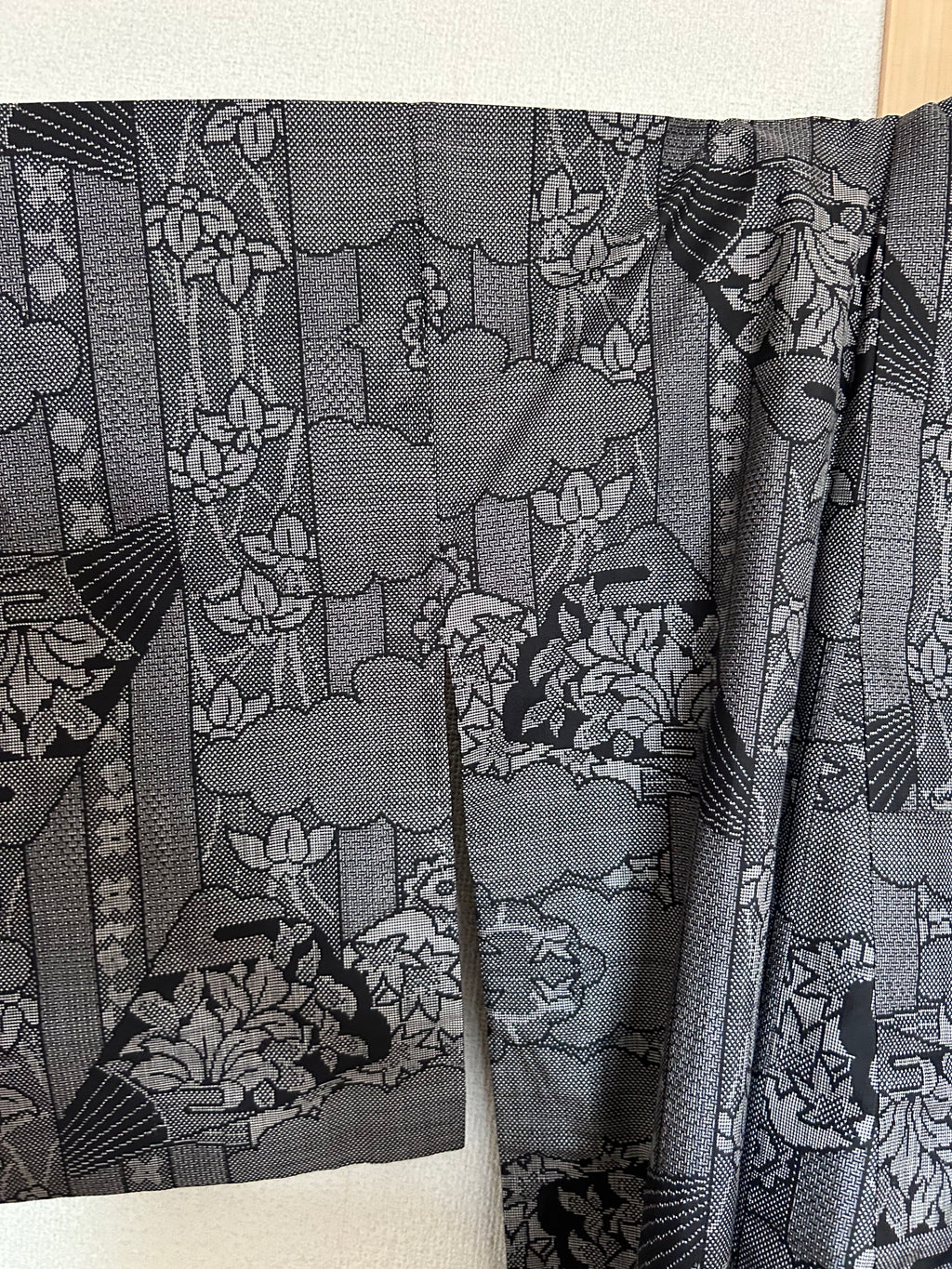 Vintage Japanese Haori Jacket – Black & Gray Woven Landscape Pattern