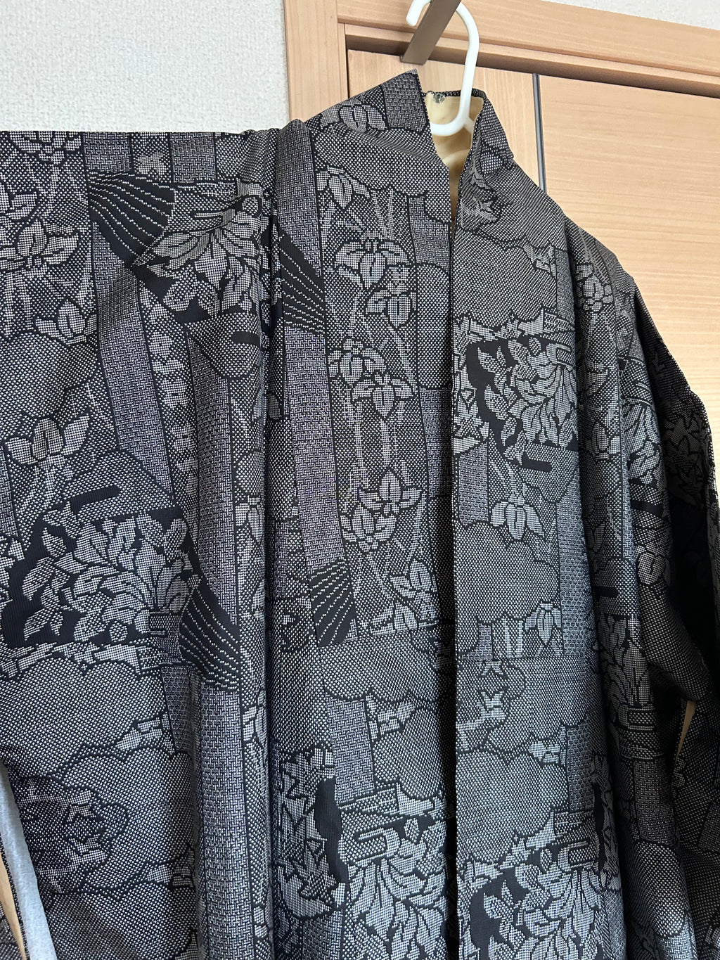 Vintage Japanese Haori Jacket – Black & Gray Woven Landscape Pattern