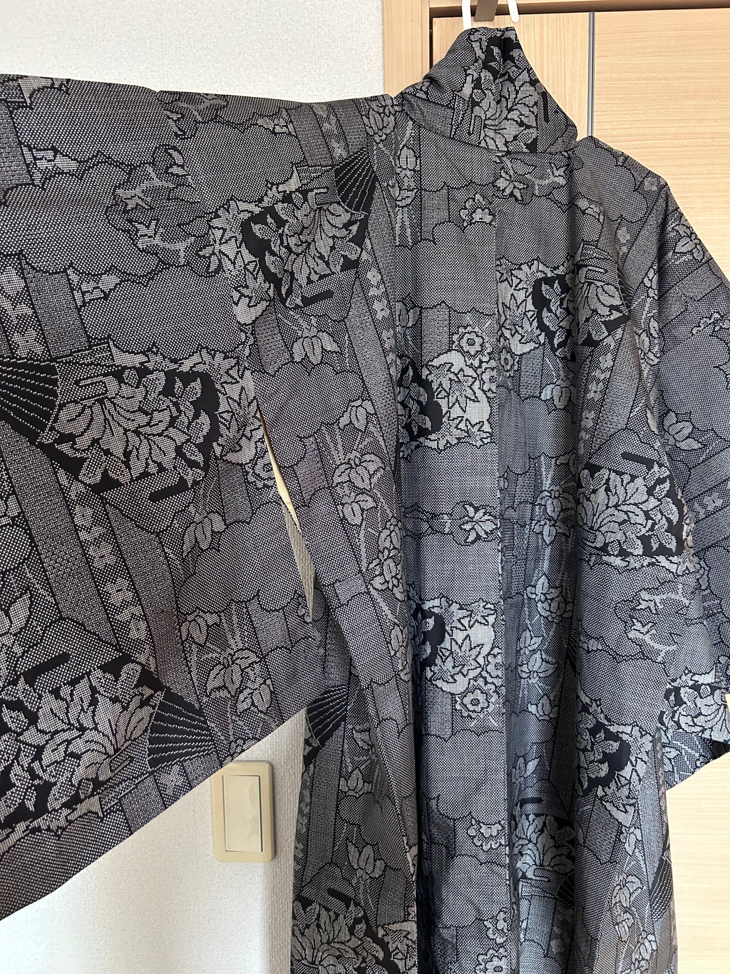 Vintage Japanese Haori Jacket – Black & Gray Woven Landscape Pattern
