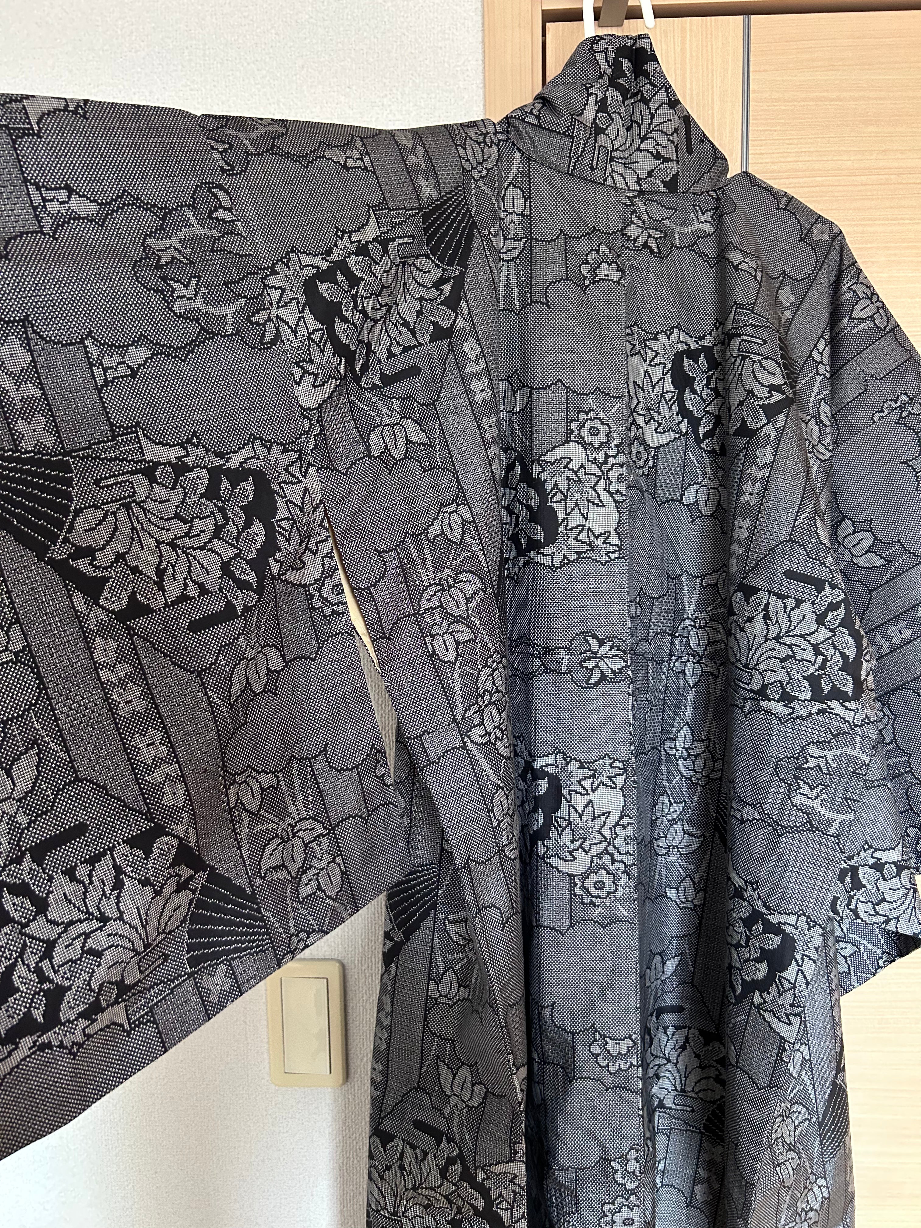 Vintage Japanese Haori Jacket – Black & Gray Woven Landscape Pattern