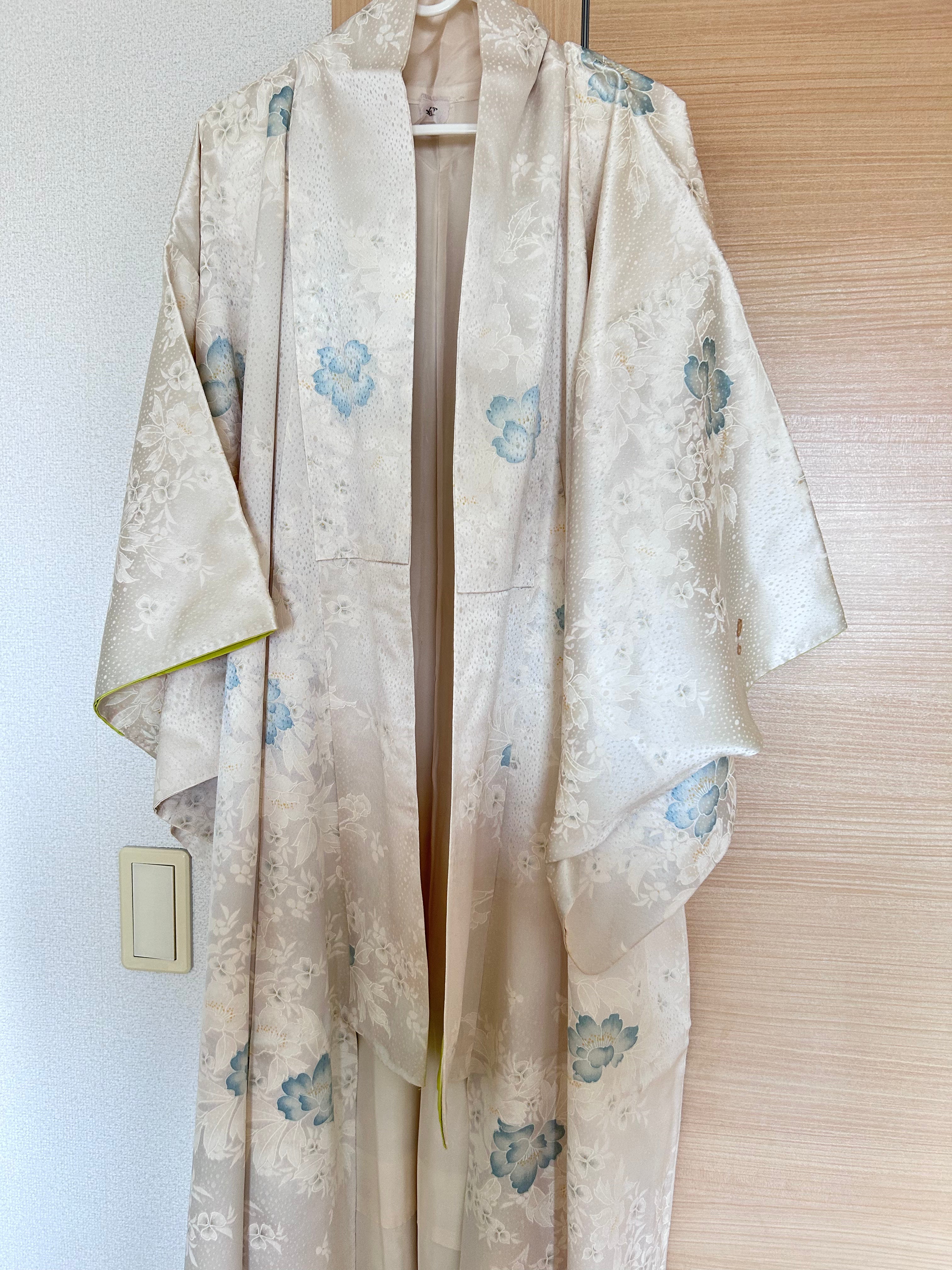 Vintage Japanese Haori in Ivory with Blue Floral Motifs