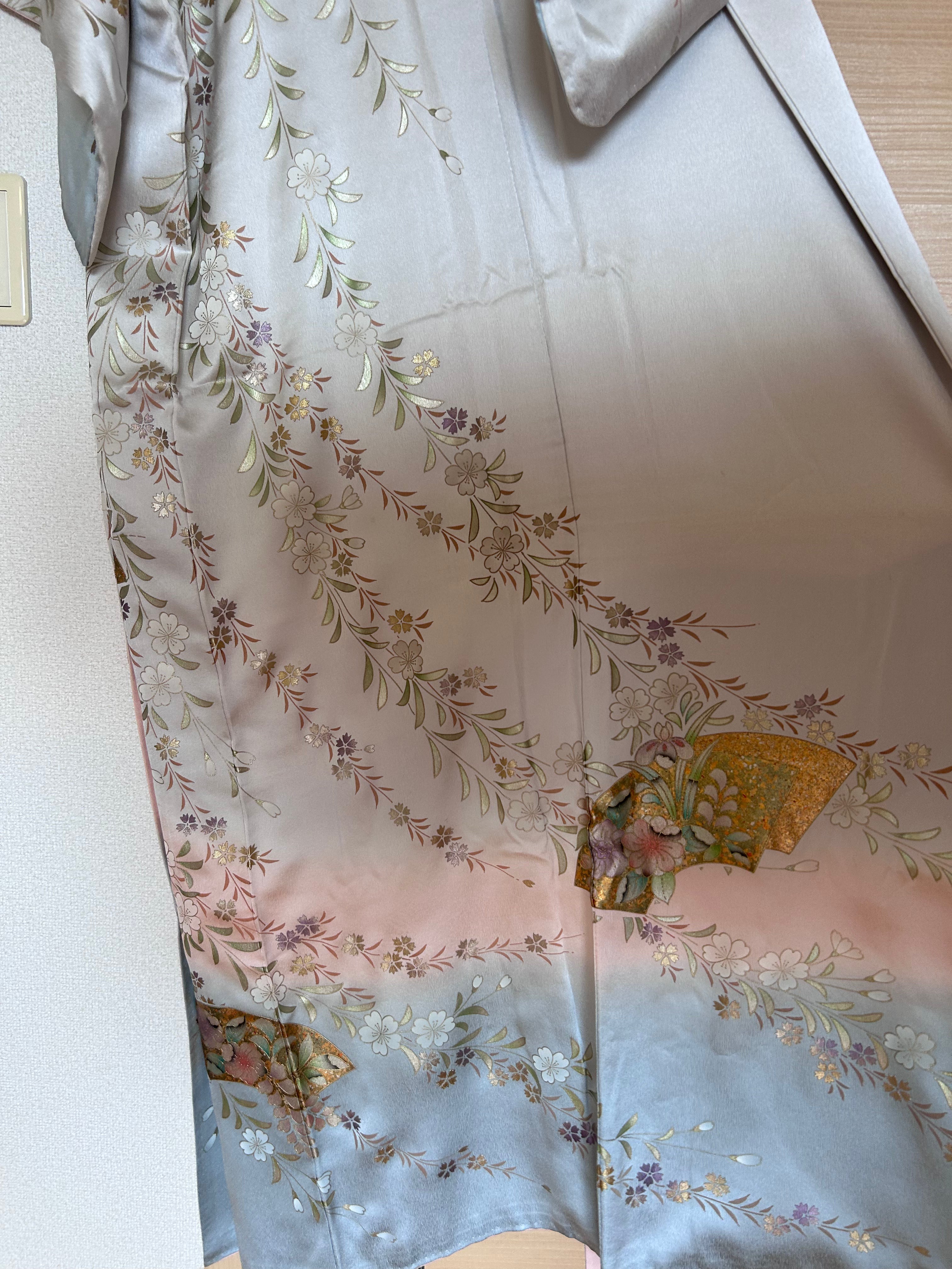Vintage Japanese silk haori in soft silver with sakura and fan motifs - Back view Folding Fan SAKURA
